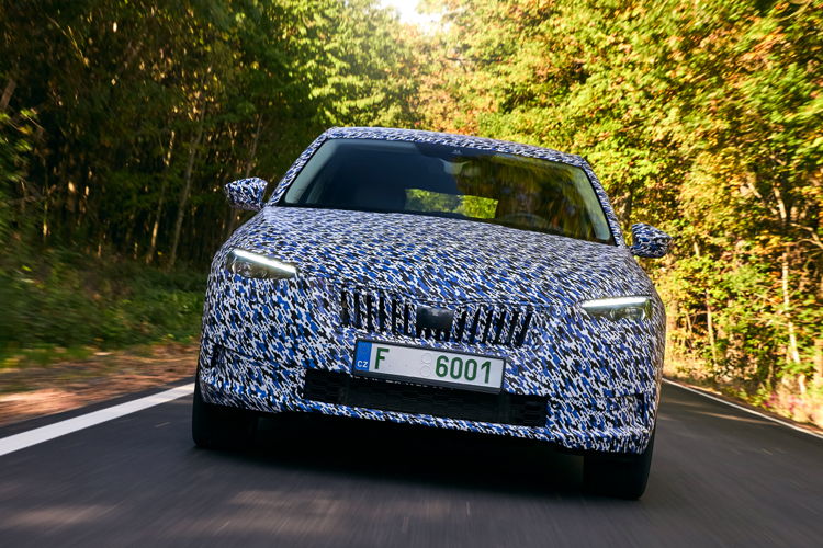 ŠKODA test mules generally allow only vague
assumptions about what’s hidden under the wrap. The
prototypes for what became the SCALA, on the other
hand, featured a pattern of white and blue dashes.
