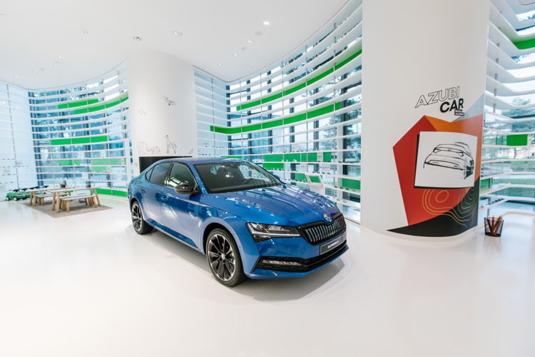 The ŠKODA SUPERB iV will complement the permanent
exhibition in the ŠKODA pavilion for three months.
The Czech manufacturer’s first series model with plug-in
hybrid drive can travel up to 62 kilometres on battery alone.
The total range of the SUPERB iV is up to 930 kilometres.