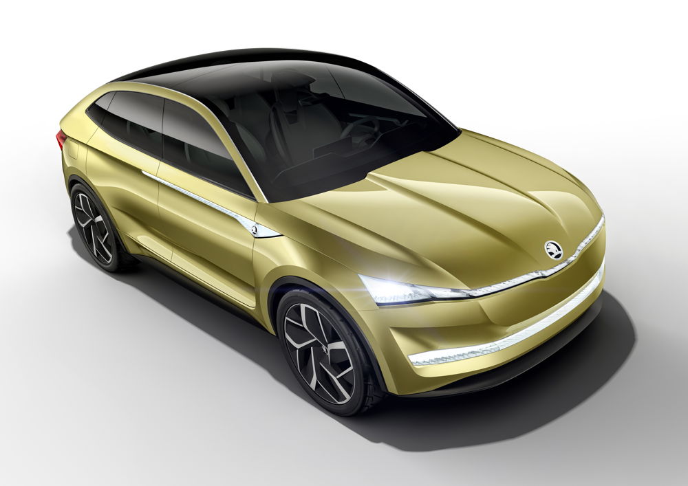 The front section of the ŠKODA VISION E is characterised by the striking design of the bonnet, which is sculptured and features edges running towards the centrally placed brand logo that shines in white.