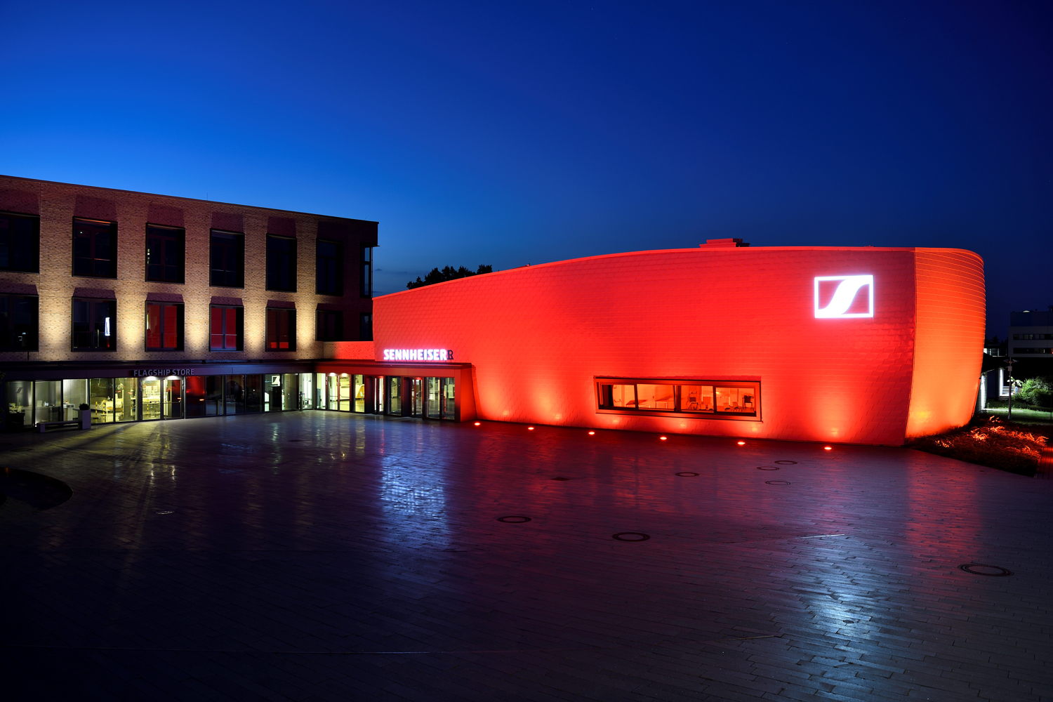 Im Rahmen der „Night of Light“ hat Sennheiser seinen Innovation Campus in rotes Licht getaucht, um auf die schwierige Lage der Veranstaltungsbranche aufmerksam zu machen