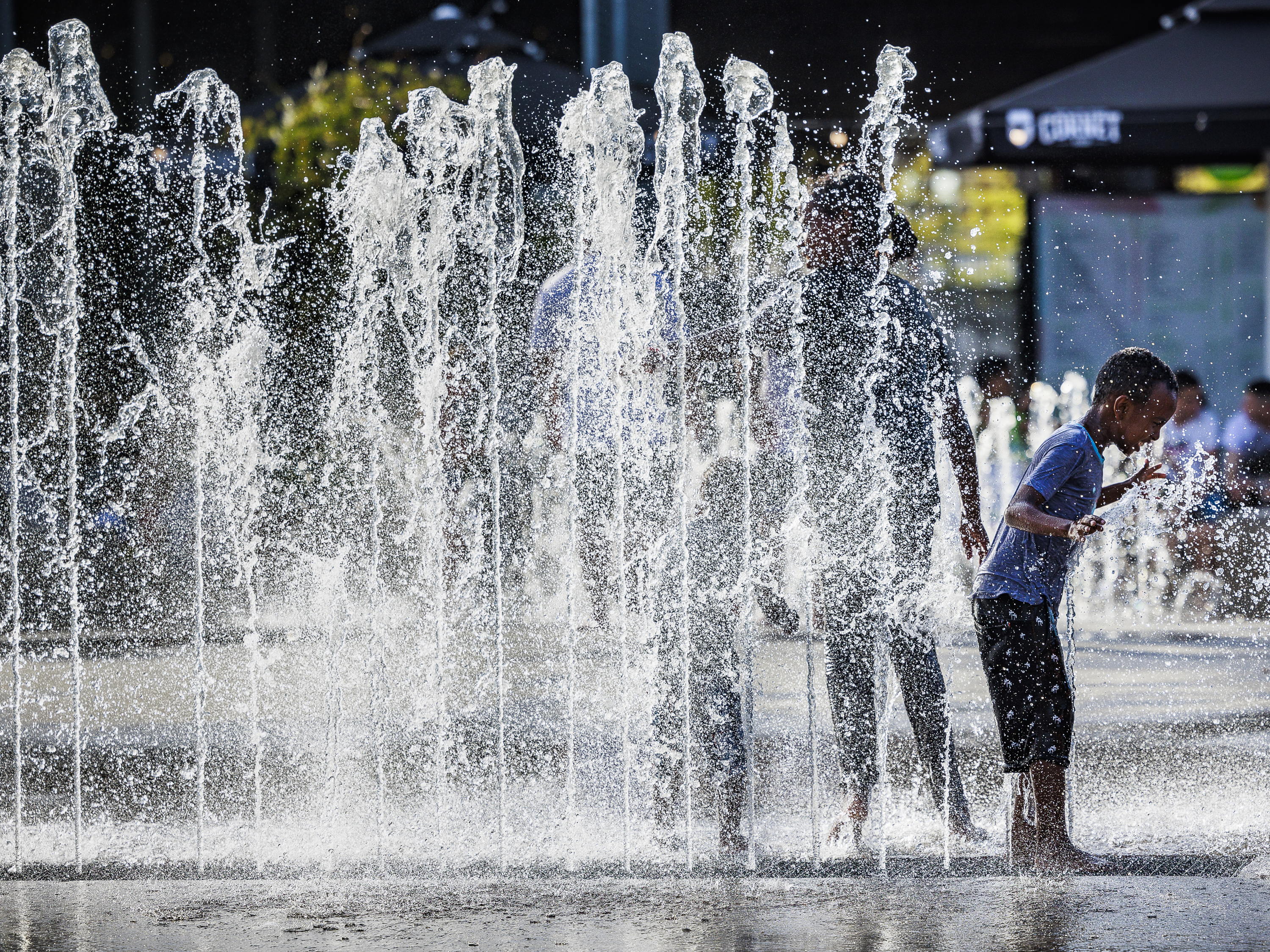 Antwerpen houdt fontein Park Spoor Noord koel met ijsblokken 