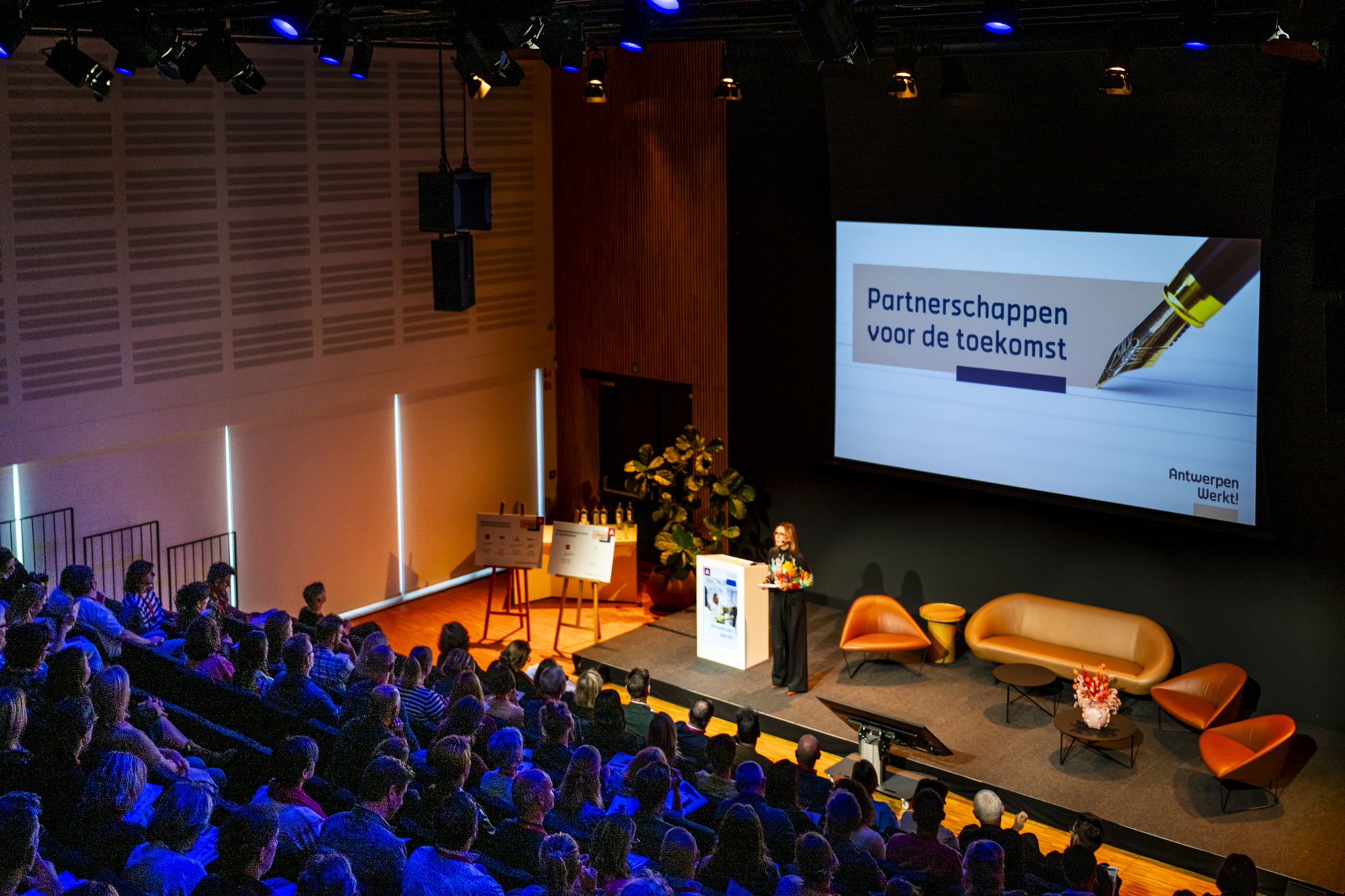 Op het congres ‘Antwerpen Werkt!’ stelde stad Antwerpen vandaag haar gloednieuwe banenplan voor. © Frederik Beyens Op het congres ‘Antwerpen Werkt!’ stelde stad Antwerpen vandaag haar gloednieuwe banenplan voor. © Frederik Beyens