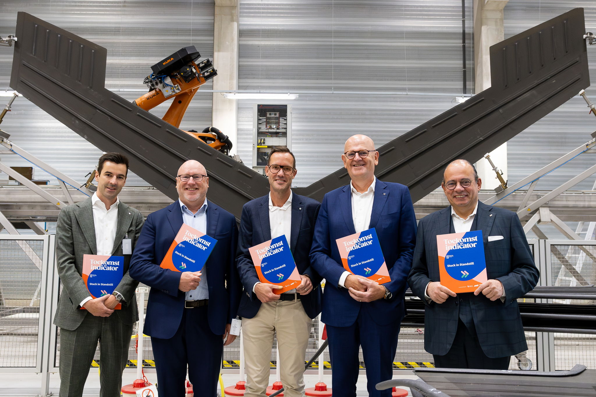 Jonas De Raeve (Voka - KvK Limburg), Stephan De Koninck (Sabca), Rob Beenders (Federaal minister), Jos Lantmeeters (Gouverneur) & Joris Vrancken (Voka - KvK Limburg) Jonas De Raeve (Voka - KvK Limburg), Stephan De Koninck (Sabca), Rob Beenders (Federaal minister), Jos Lantmeeters (Gouverneur) & Joris Vrancken (Voka - KvK Limburg)
