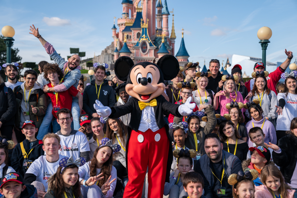 Plus d'une centaine d'enfants placés découvrent Disneyland Paris grâce au Nostalgie Magic Tour