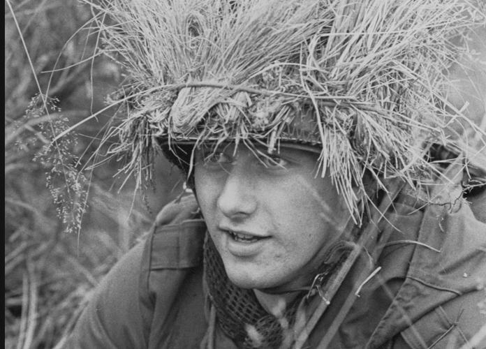 Filip in camouflage tijdens zijn opleiding in de KMS - (c) Koninklijke Militaire School