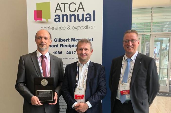 Johan Decuyper (in het midden) ontvangt namens FABEC prestigieuze ATCA-award in VS