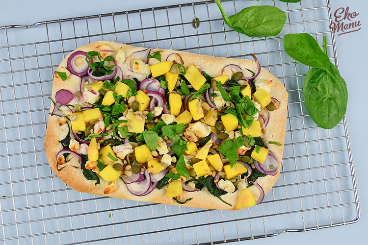 Flammkuchen with a mango topping