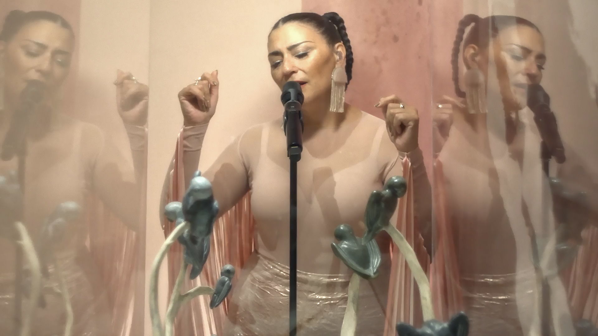 Elisapie unveils a performance filmed among the MMFA’s Inuit art collection before resuming her tour
