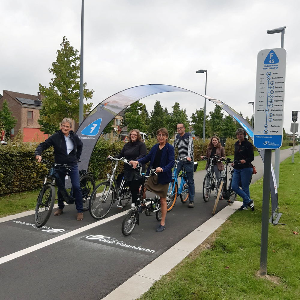 eerste rij: Frans De Backer, schepen Mobiliteit Kluisbergen & gedeputeerde Riet Gillis