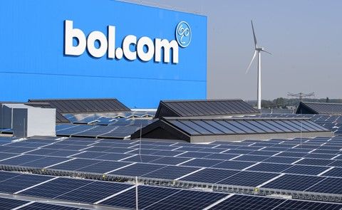 Le toit solaire composé de 13 000 panneaux solaires sur le centre de distribution de bol.com à Waalwijk.