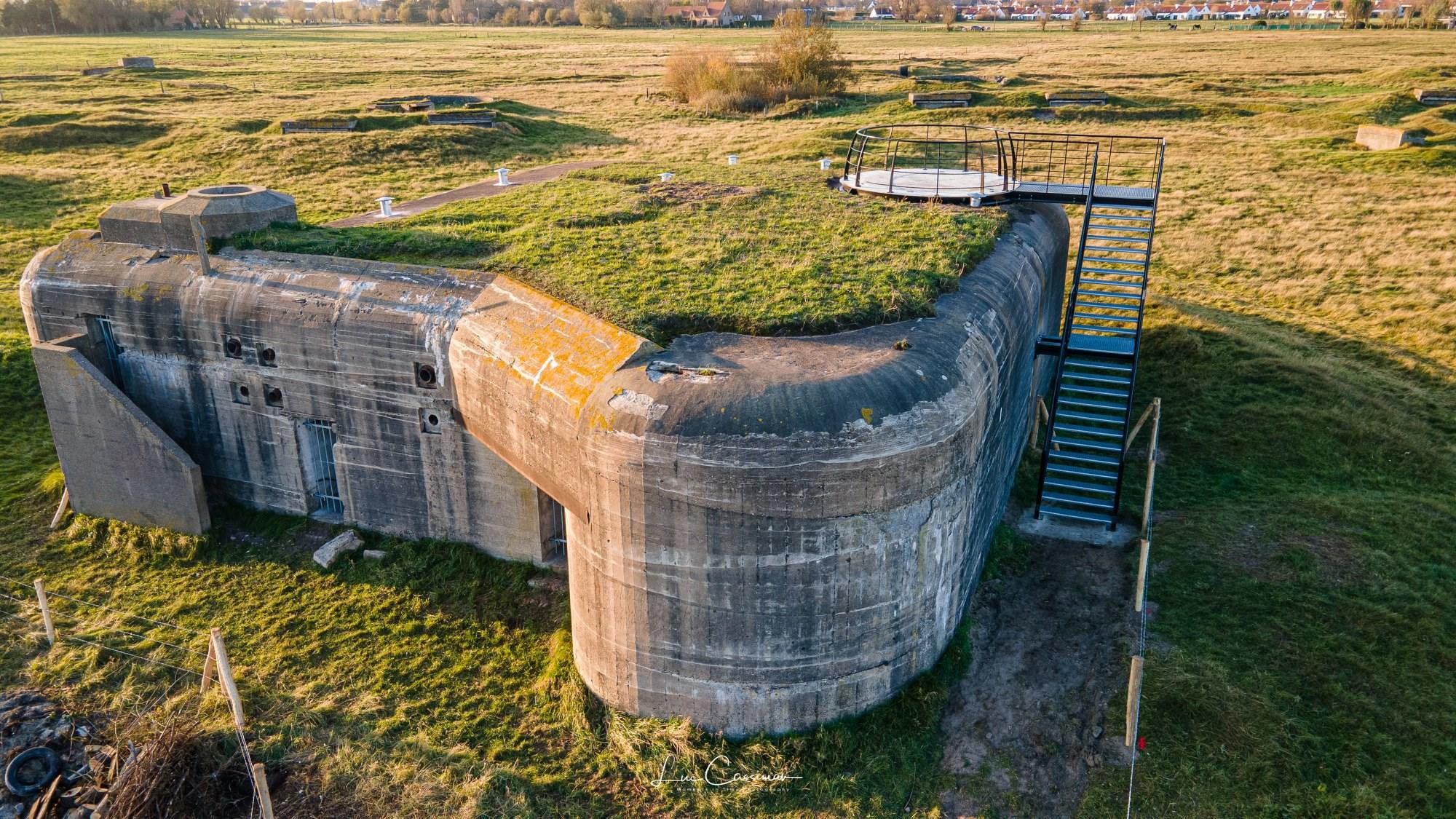 Op de W.O.II-commandobunker werd een uitkijkplatform gebouwd op oorlogsbunker ©Machtig Middelkerke, Luc Cassiman