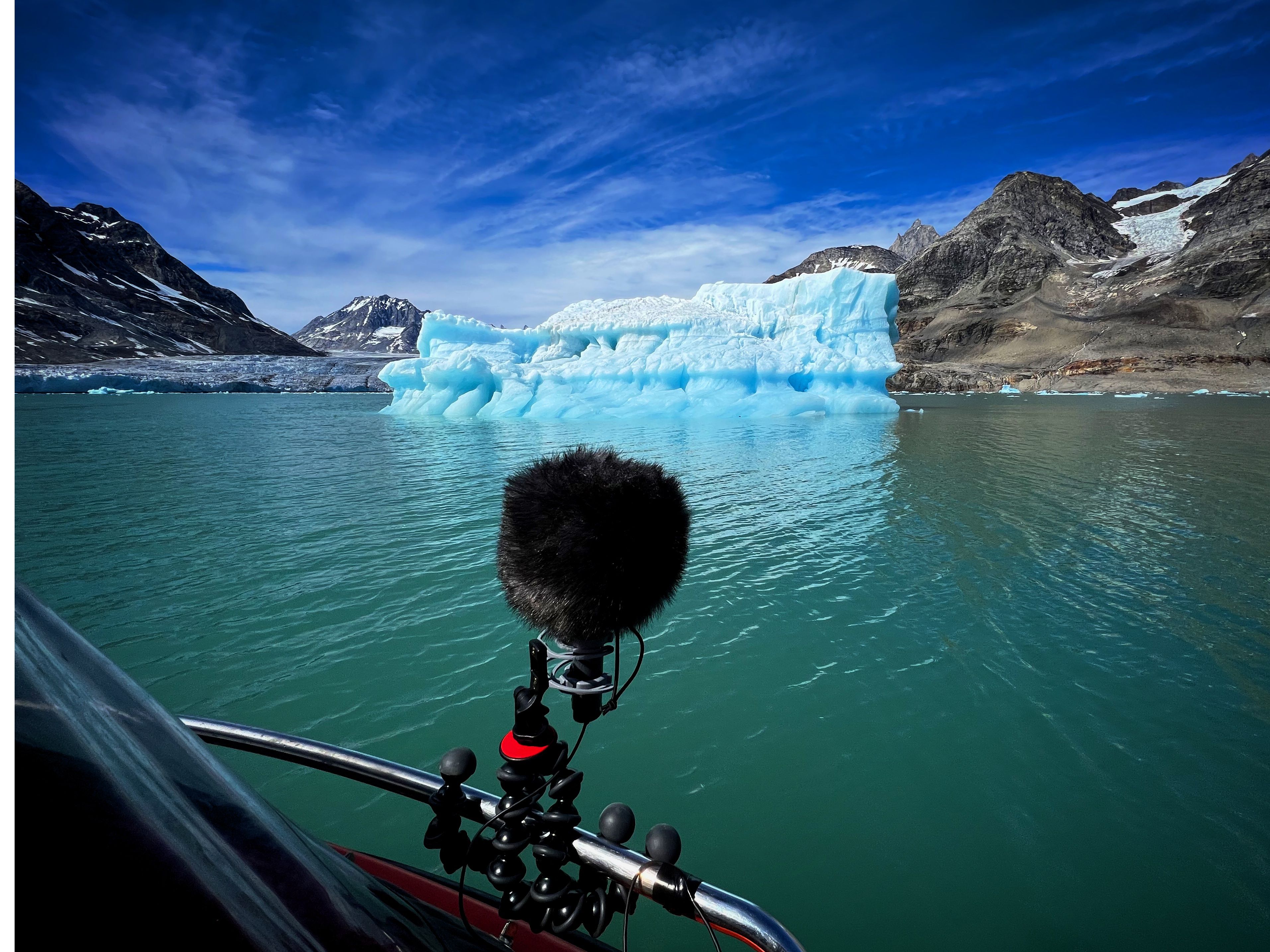 Grabación de icebergs desde un barco (Fotografía cortesía de Thomas Rex Beverly)