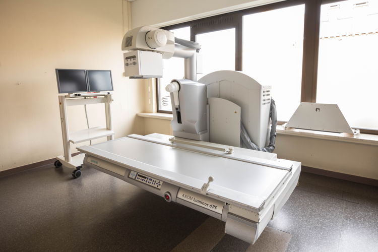 De veiling van de inboedel van ZNA Stuivenberg omvat ook toestellen voor medische beeldvorming. Hier: een toestel voor röntgenfoto's. (Foto: ZNA / Dirk Kerstens)
