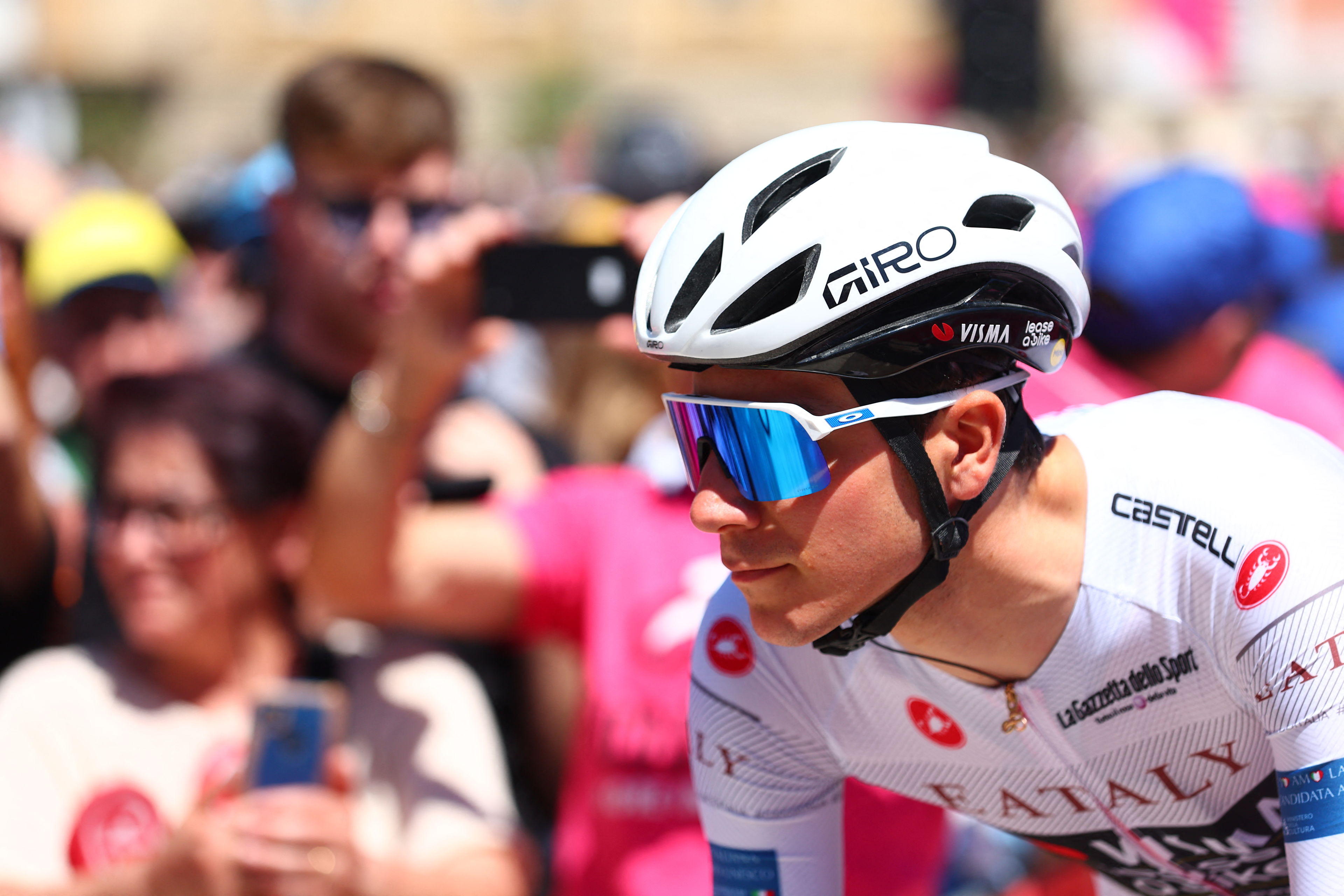 White jersey wearer Cian Uijtdebroeks abandons Giro d'Italia due to illness