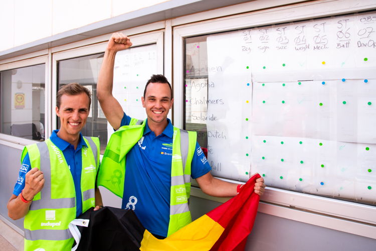 Teammanager Victor Verhaert en Technisch Verantwoordelijke Brent Viroux na het slagen van de technische controle. ficatie. © Geert Vanden Wijngaert