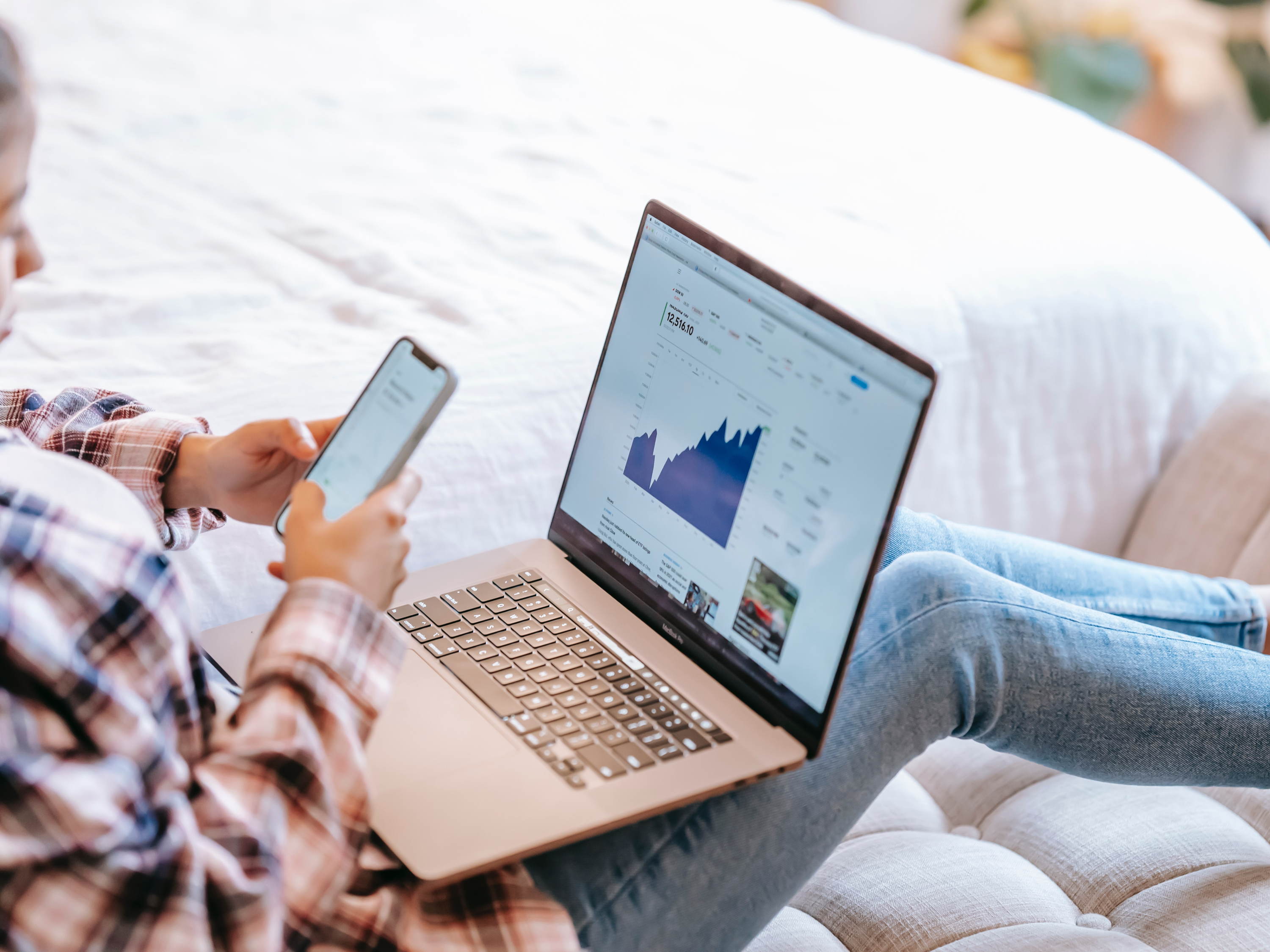 Gracias a la tecnología fintech y a los dispositivos móviles, invertir está al alcance de tu mano