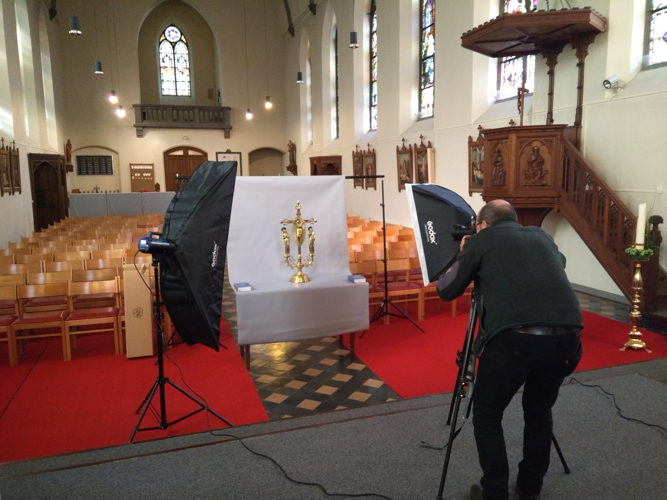 Vrijwilligers brachten alle erfgoedobjecten in de Leuvense kerk gedetailleerd in kaart. Alle voorwerpen werden beschreven, opgemeten en gefotografeerd. Vrijwilligers brachten alle erfgoedobjecten in de Leuvense kerk gedetailleerd in kaart. Alle voorwerpen werden beschreven, opgemeten en gefotografeerd.