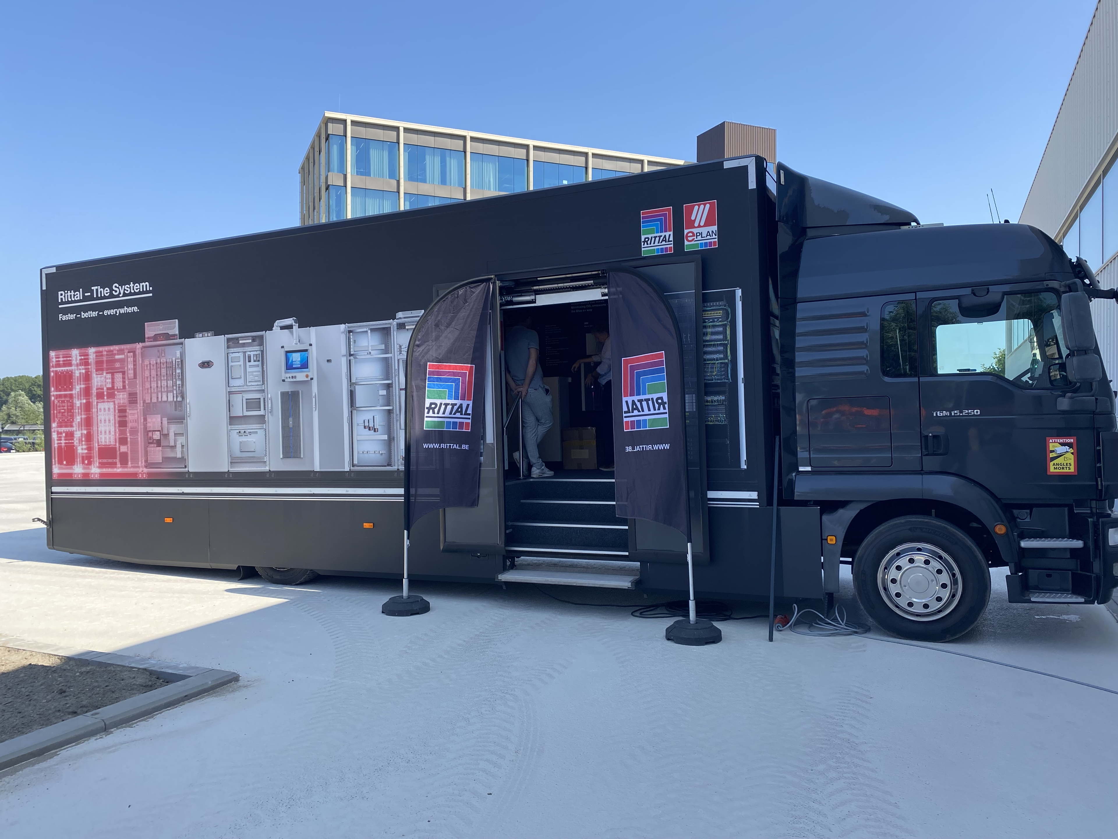 Rittal trekt opnieuw met Mobile Product Show door België
