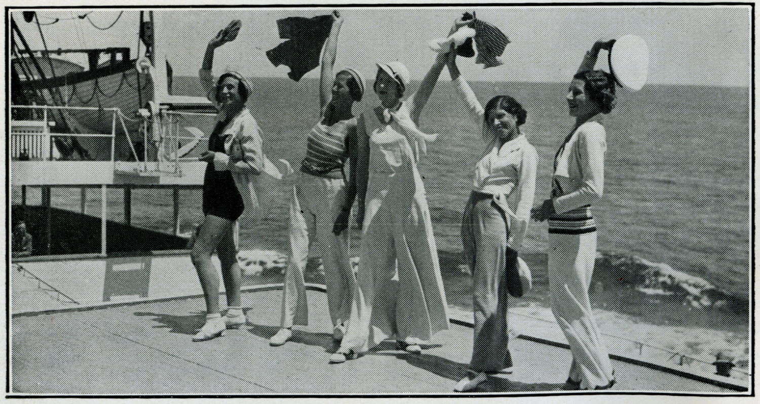 Wuivende dames in sportkledij tijdens een cruise aan boord van de Belgenland, illustratie in de brochure 'Red Star Line Cruises from London', 1934 uitsnijden