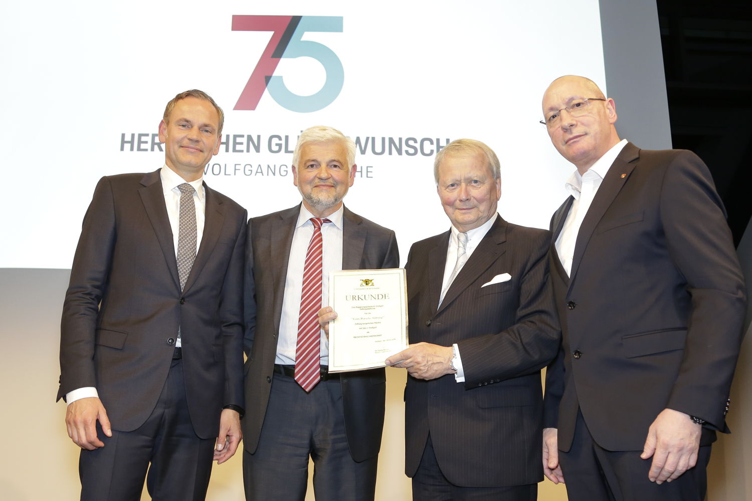 Porsche crea la Fundación Ferry Porsche. En la entrega del certificado de reconocimiento Oliver Blume, Wolfgang Reimer, Dr. Wolfgang Porsche, Uwe Hück (izq. a der.)