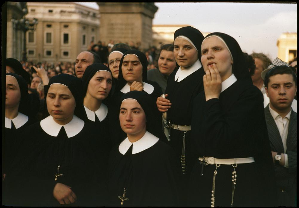 Nuns in St. Peter's Square in Rome listen to Pope Pius XII. Photo, 1954 AKG3517491 © akg-images / Tony Vaccaro Nuns in St. Peter's Square in Rome listen to Pope Pius XII. Photo, 1954 AKG3517491 © akg-images / Tony Vaccaro