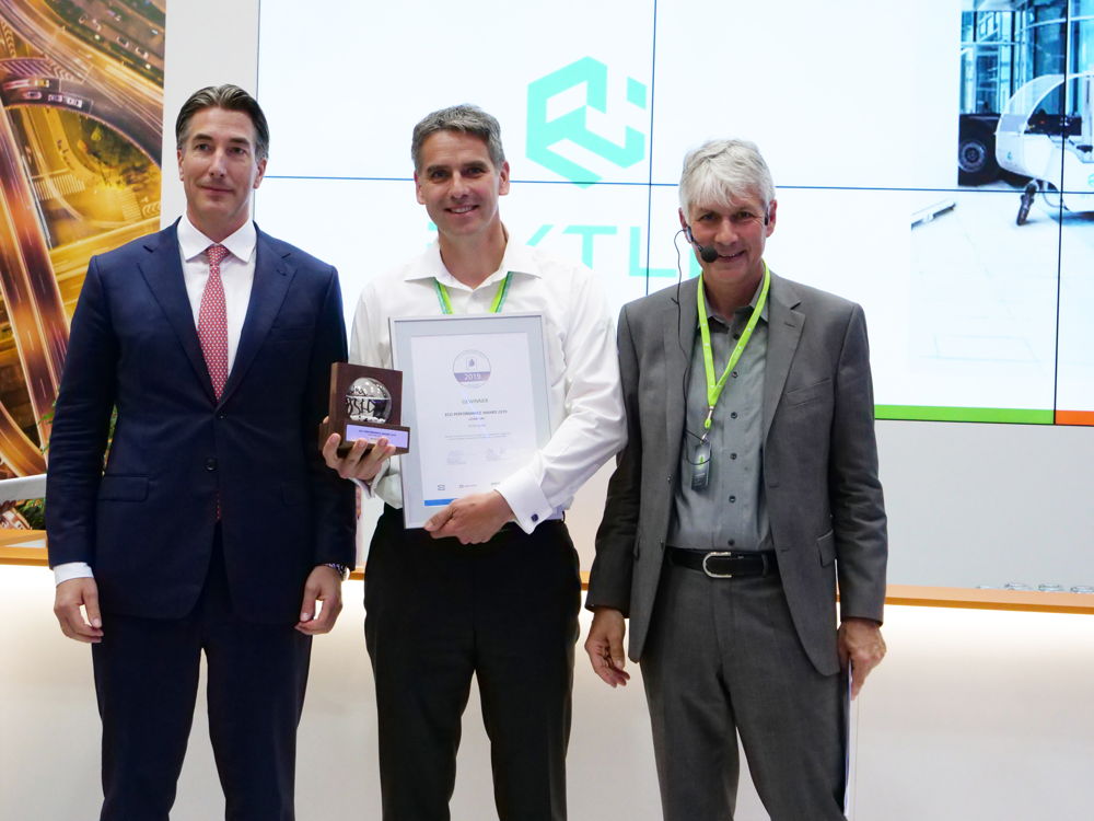 Voor RYTLE ontving Dr. Arne Kruse (midden) de Eco Performance Award in de categorie Startups uit handen van Prof. Dr. Stölzle (r.) en Marco van Kalleveen (l.). (foto DKV) 