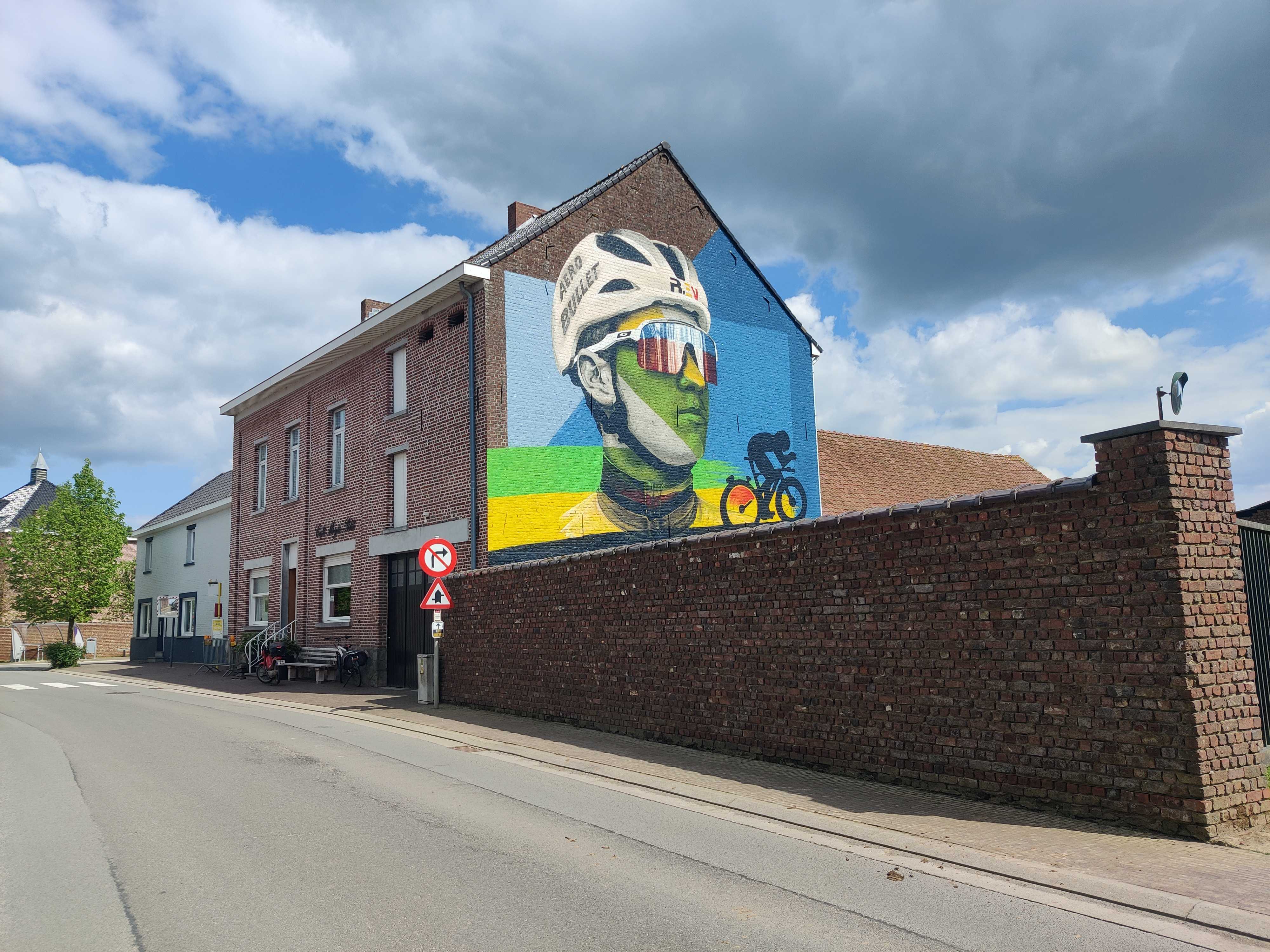 Een nieuwe muurschildering aan café Meyts-Pollé in Elingen eert Remco Evenepoel.