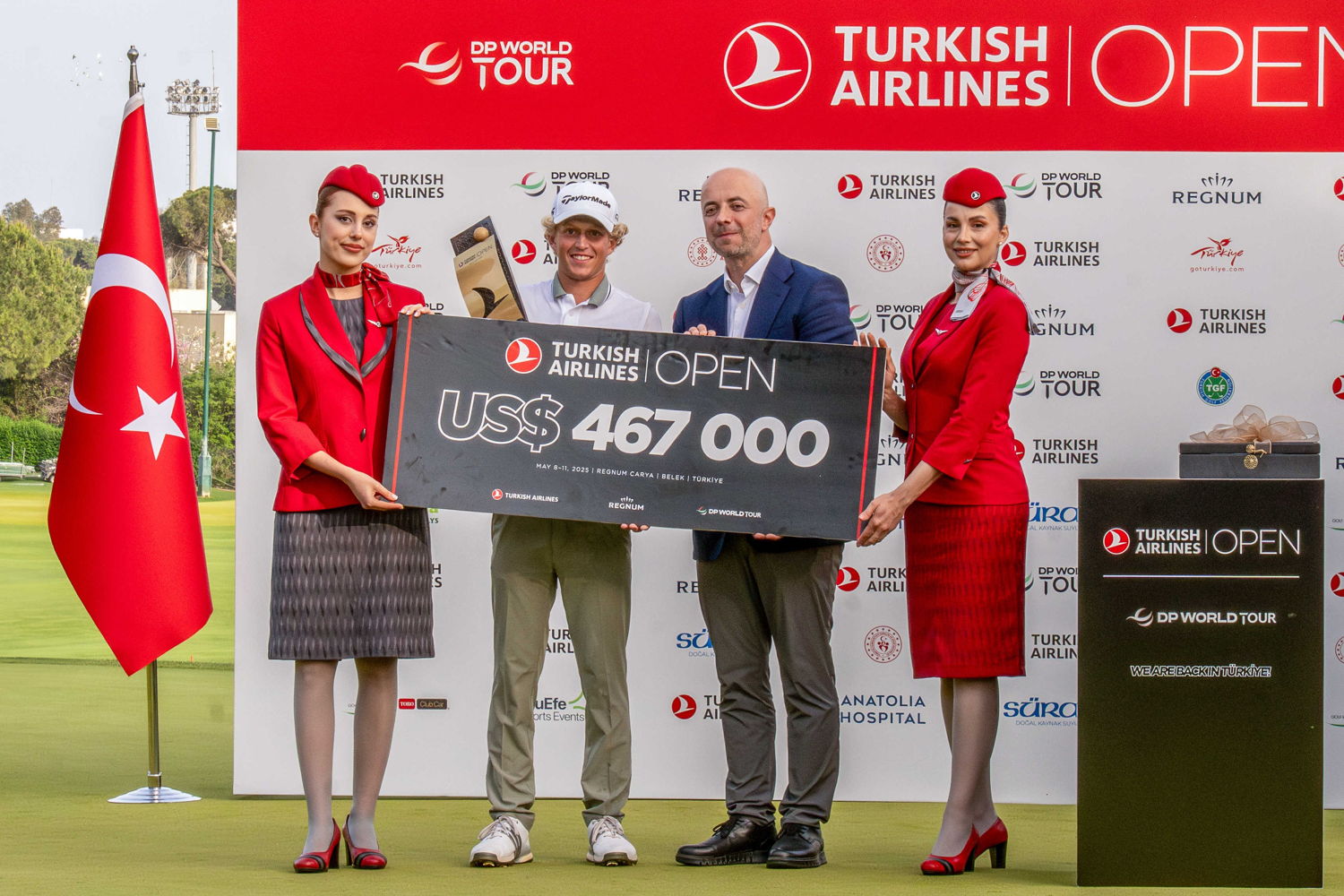 Ahmet Olmuştur, Director Comercial de Turkish Airlines y Martin Couvra, ganador del Turkish Airlines Open 2025