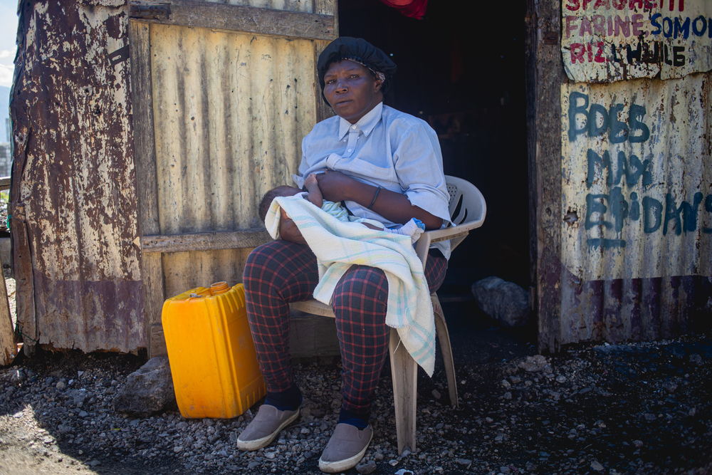 Géralda Désir, a resident of Cité Soleil for 26 years and mother of six children, including a baby under three months old, shares the hardships of life in the area: “Life here is very difficult. There’s constant gang violence. I used to have a small business to survive, but now I have nothing. I can’t provide for my children, so I send them to live with my parents in the countryside.” She also highlights the dire water situation: “Sometimes, we don’t have drinking water and end up drinking saltwater. We bathe with it too. It causes me skin irritation, even around my hip. I also have to bathe my baby with this water because I have no other option.”