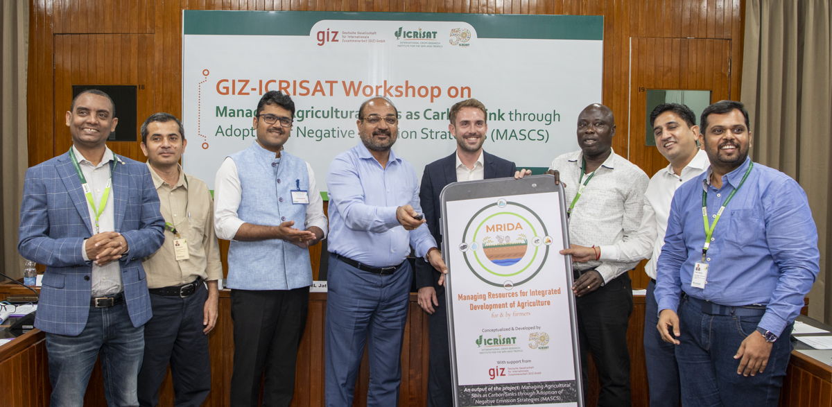 The official launch of the MRIDA app during a GIZ-ICRISAT training workshop held in October 2022. 