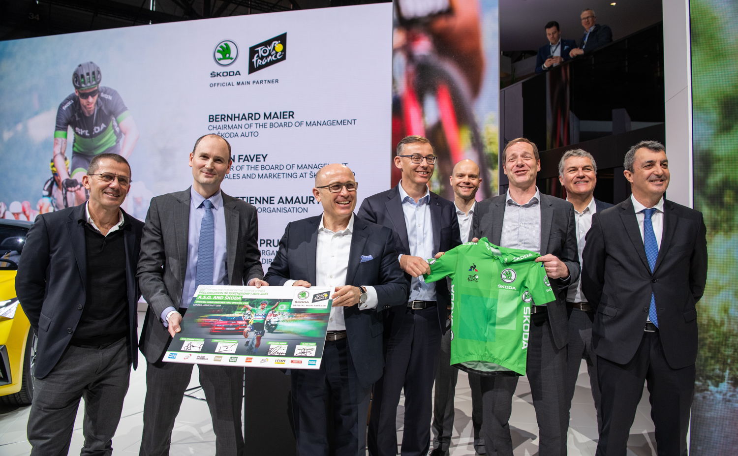 The agreement to extend the partnership was signed in Geneva today by Bernhard Maier (third from left), ŠKODA AUTO CEO, Alain Favey (fourth from left), ŠKODA AUTO Board Member for Sales and Marketing, Jean Étienne Amaury (second from left), A.S.O. President and Christian Prudhomme (third from right), director of the Tour de France.