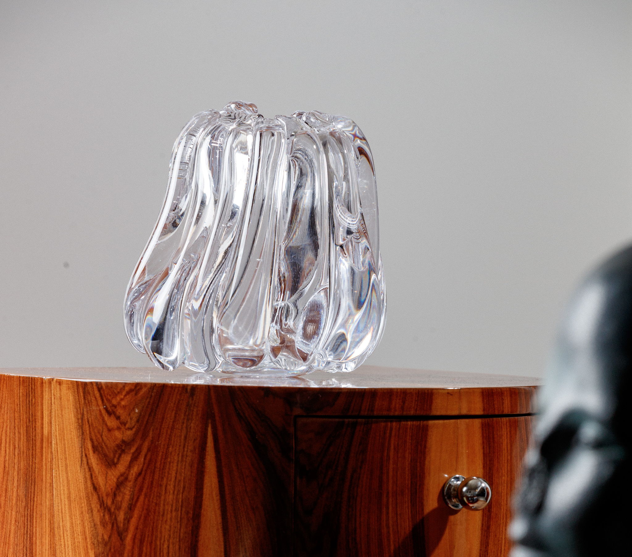 La sculpture Reflection sublime la fluidité du verre. Ses courbes évocatrices sont le fruit du soufflage organique à main levée, chaque exemplaire étant unique.