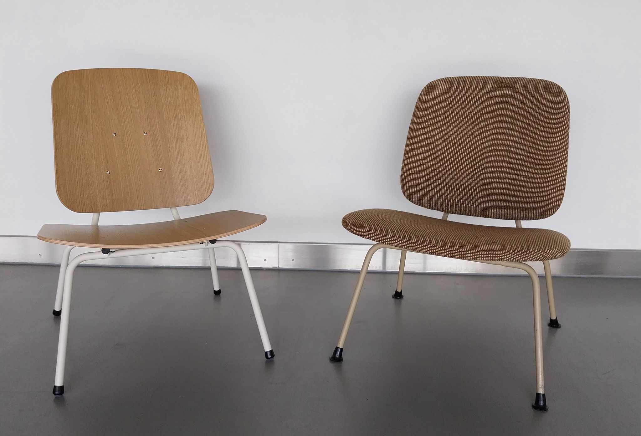 De duurzame meubels van Design in Box zijn een duidelijke knipoog zijn naar de befaamde designs van grootvader Gijs van der Sluis. Hier zie je de No13 lounge stoel van Design in Box (links) en het vintage design waarop het werd geïnspireerd (rechts).