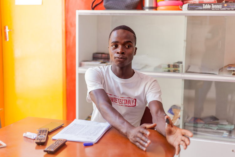 A peer educator at the Mbare Polyclinic Adolescent Corner describes the nature of their activities to the waiting line. Photographer: Charmaine Chitate 