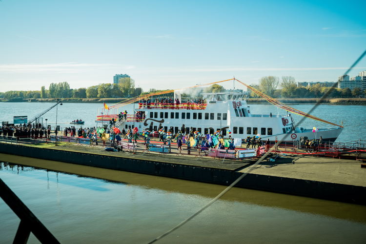Hij komt, hij komt, … intrede van de Sint 2022: de boot van Sinterklaas – © VRT/Jokko