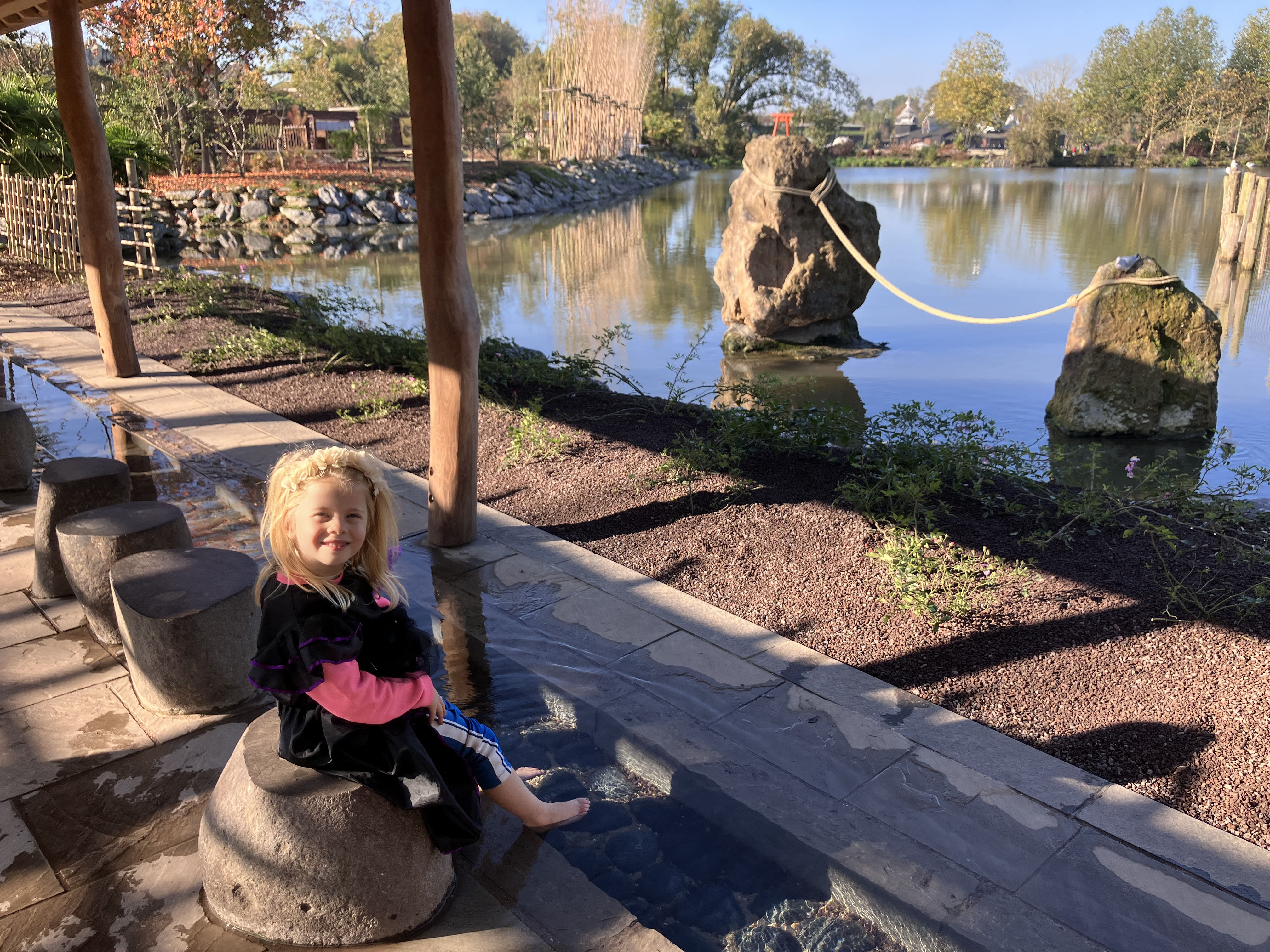 Lisanne neemt een warm voetbad na het verhaal dat haar zus vertelde.