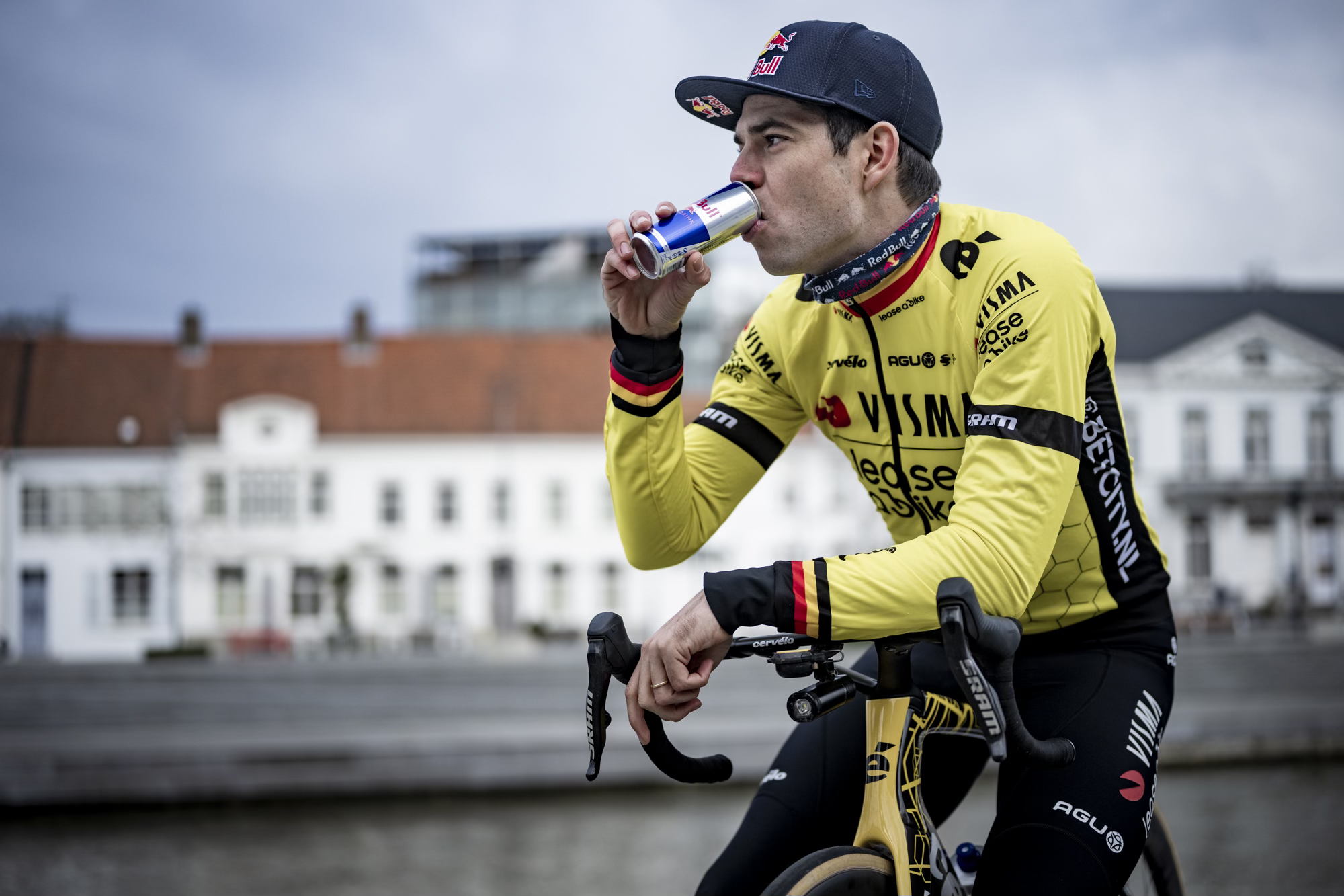 Wout van Aert fait la démonstration d’un « V-Up », ou la variante la plus difficile de son défi crunch.