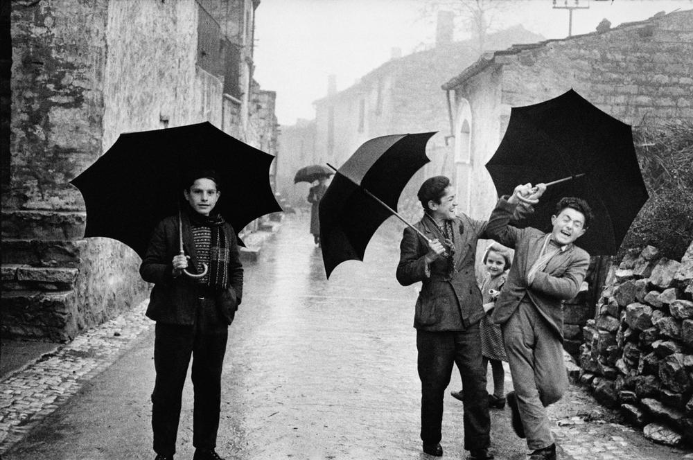 Young people with umbrellas on a street in Bonefro (Molise, Italy). Photo, c. 1950 AKG186724 © akg-images / Tony Vaccaro Young people with umbrellas on a street in Bonefro (Molise, Italy). Photo, c. 1950 AKG186724 © akg-images / Tony Vaccaro