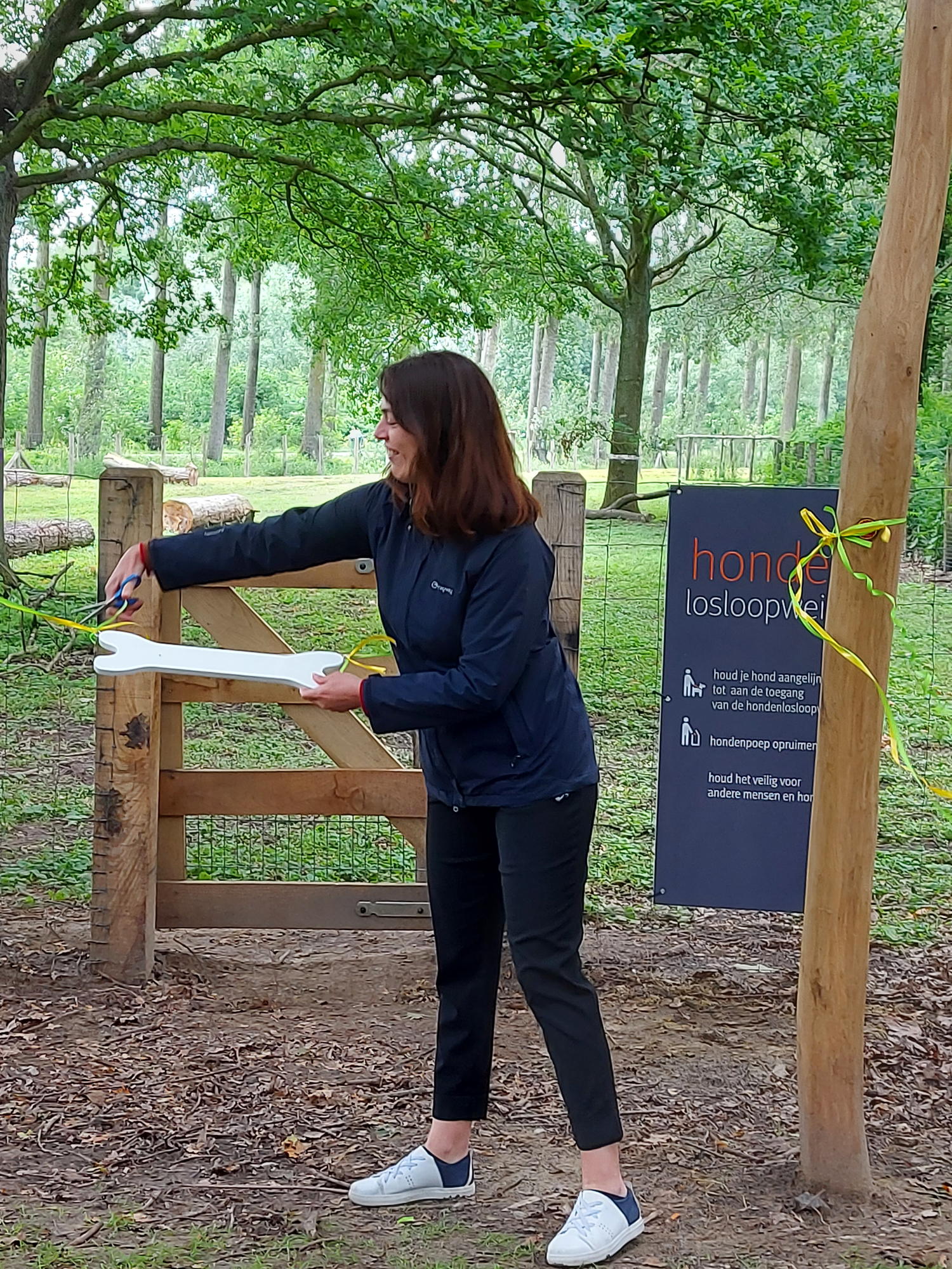 Gedeputeerde An Vervliet opent de hondenlosloopweide en hondenzwemzone.