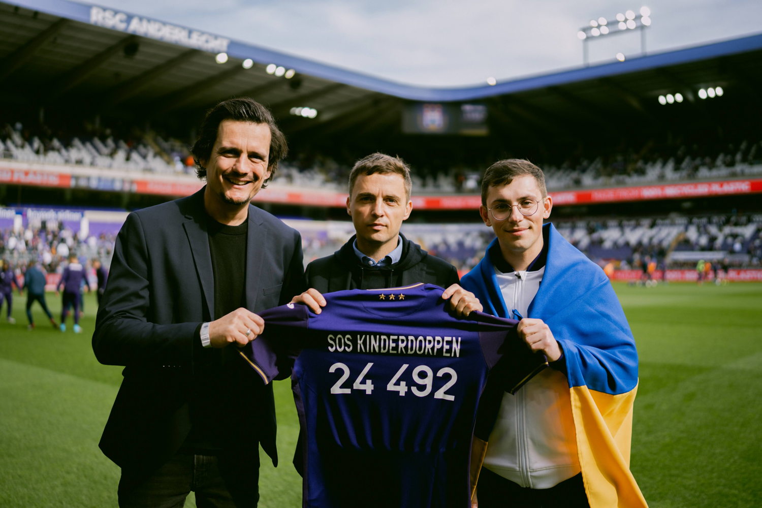 Vlnr: Tom Moons (SOS Kinderdorpen), Peter Verbeke (CEO RSC Anderlecht) en Yaremma Vengrynovych (SOS Kinderdorpen)/ Copyright RSCA Studio