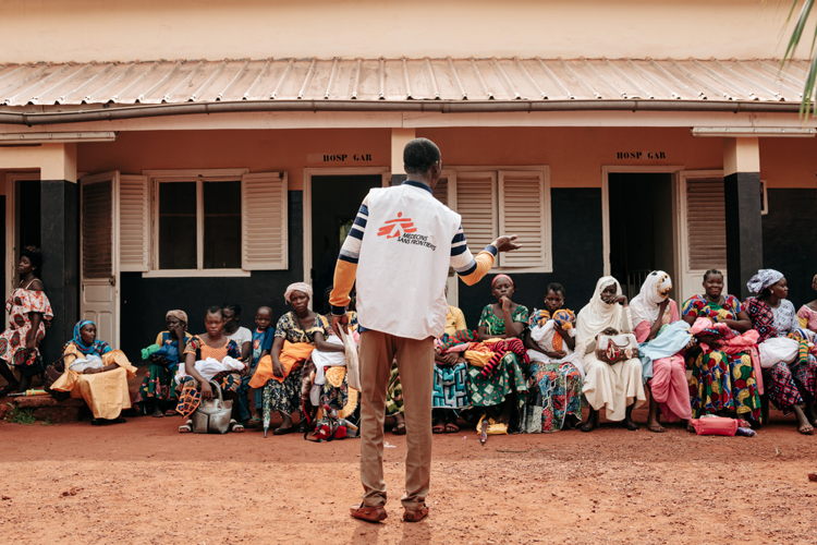 An MSF health promoter provides information on family planning services to women awaiting for a consultation at the Bangassou Regional University Hospital (HRUB), Bangassou, Mbomou prefecture, March 2023. Photographer: Julien Dewarichet | Date: 04/04/2023 An MSF health promoter provides information on family planning services to women awaiting for a consultation at the Bangassou Regional University Hospital (HRUB), Bangassou, Mbomou prefecture, March 2023. Photographer: Julien Dewarichet | Date: 04/04/2023