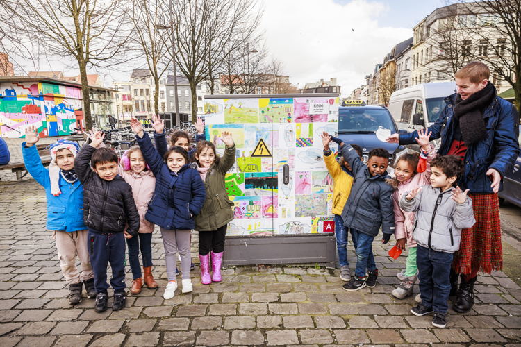 Leerlingen van De Toverboom bij de nutskast met hun tekeningen ©Victoriano Moreno