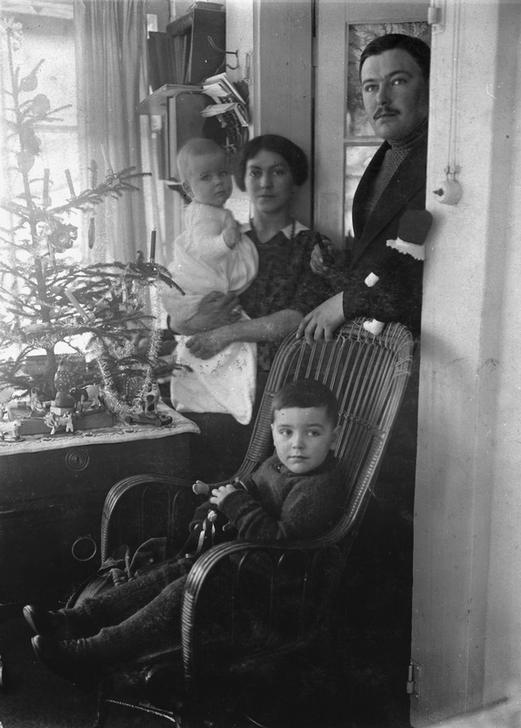 August Macke with his wife and children, Christmas 1913. AKG127553 © akg-images