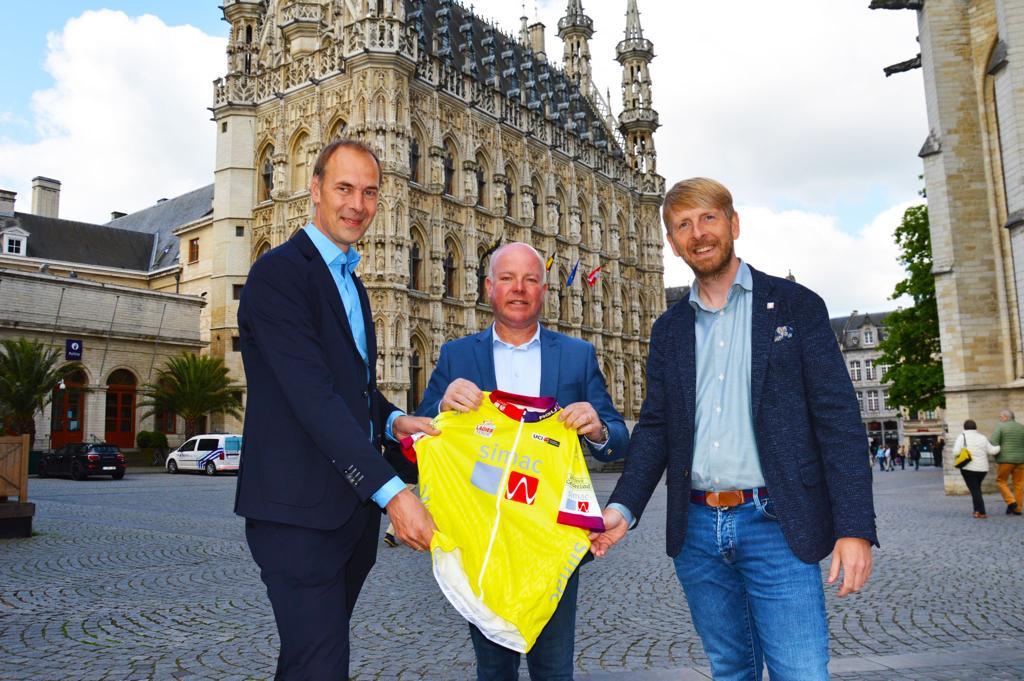 Schepen Johan Geleyns met Thijs Rondhuis (links) en Christophe Lonnoy van de Simac Ladies Tour