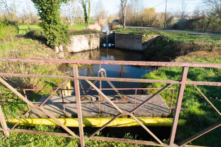 Zicht op de historische sluis. De sluismuren en -deuren achteraan op de foto worden gerestaureerd, de sluismuren vooraan op de foto worden volledig opgebroken en heropgebouwd. Zicht op de historische sluis. De sluismuren en -deuren achteraan op de foto worden gerestaureerd, de sluismuren vooraan op de foto worden volledig opgebroken en heropgebouwd.