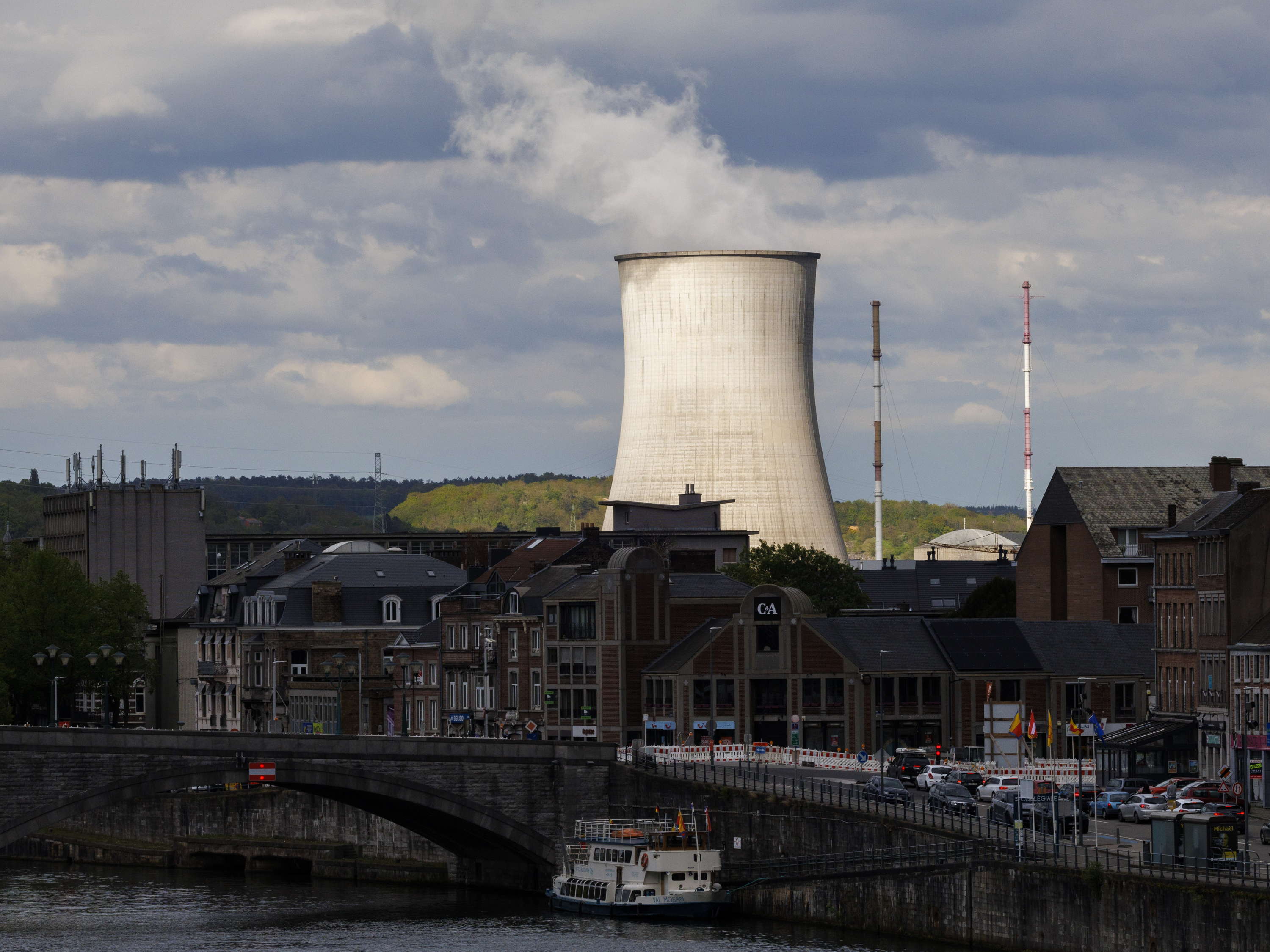 Federal government wants to extend life of third nuclear reactor