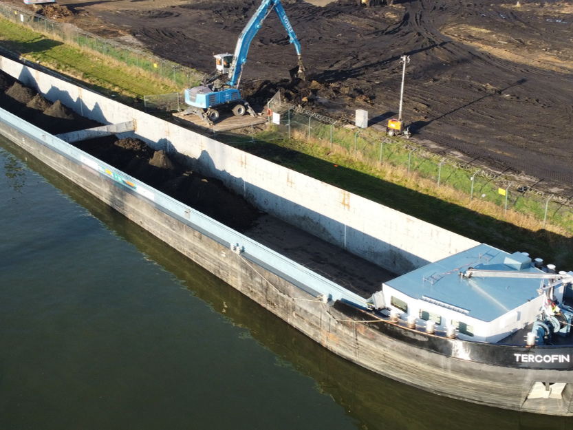 Assainissement des terrains de l’ancienne centrale des Awirs à Flémalle : 3 mois de chantier et 220.000 tonnes de terres acheminées par la voie d’eau