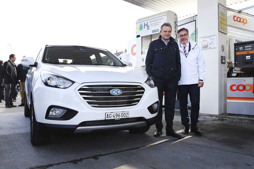 v.l.n.r. Joos Sutter (Vorsitzender der Geschäftsleitung, COOP) & Diego Battiston (Managing Director, Hyundai Suisse)