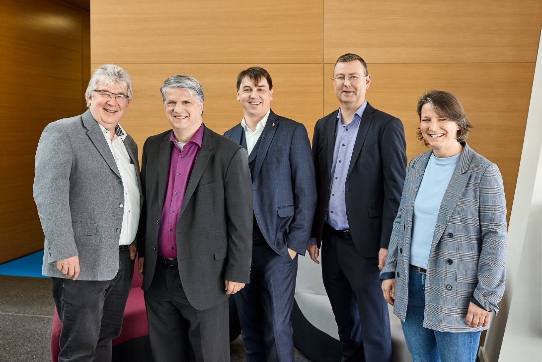 At the final workshop (from left to right): Dr. Walter Mattauch from the Federal Ministry for Economic Affairs and Climate Protection, Dr. Andreas Wilzeck, overall and German MERCI consortium lead, Jens Pilz, project lead for MERCI, Jan Outters, the French consortium lead of MERCI, and Dr. Anne Peleg-Rysavy from the German project agency DLR-PT