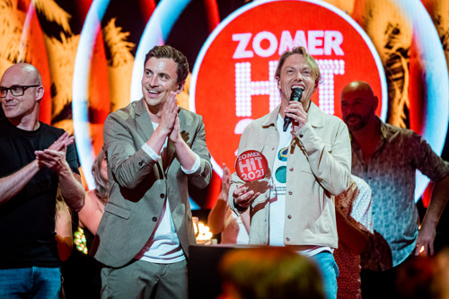 Niels Destadsbader & Regi winnen de Radio 2 Zomerhit 2021 met 'De wereld draait voor jou'